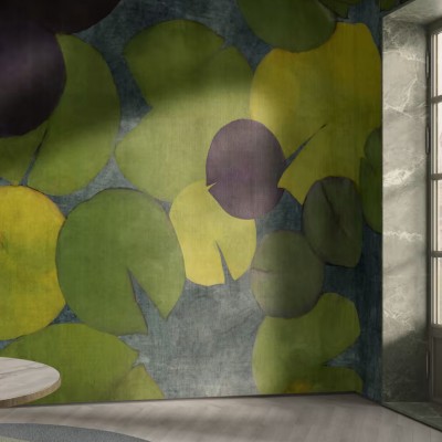 Tapet cu design de frunze de nuferi in nuante de verde, galben si mov