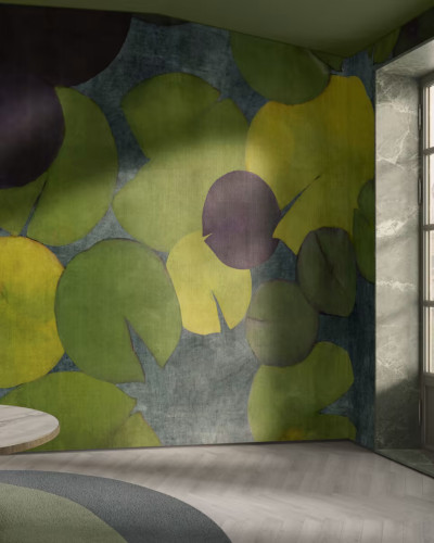 Tapet cu design de frunze de nuferi in nuante de verde, galben si mov
