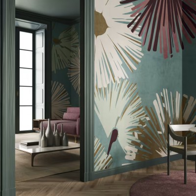 Tapet floral modern cu nuanțe vibrante de verde, crem și bordo, cu model geometric, ideal pentru a crea o atmosferă elegantă în living, dormitor sau hol.