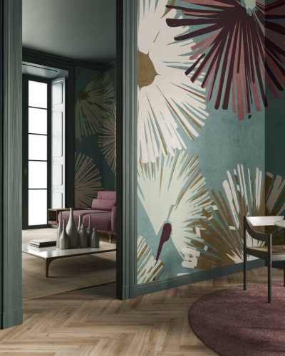 Tapet floral modern cu nuanțe vibrante de verde, crem și bordo, cu model geometric, ideal pentru a crea o atmosferă elegantă în living, dormitor sau hol.