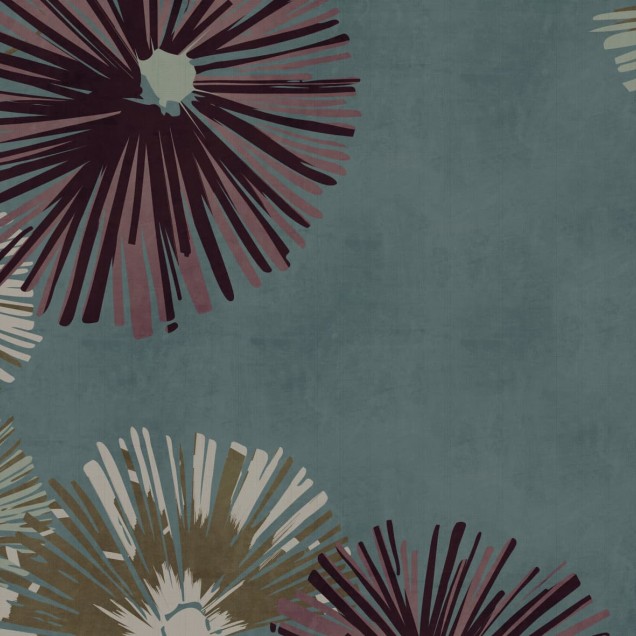 Tapet floral modern cu nuanțe vibrante de verde, crem și bordo, cu model geometric, ideal pentru a crea o atmosferă elegantă în living, dormitor sau hol.