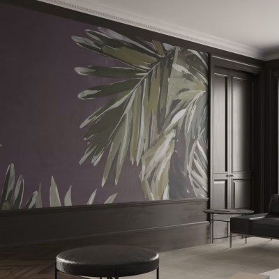 Tapet cu frunze tropicale, pe fundal mov, într-un living modern