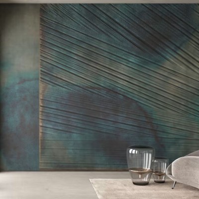 Tapet modern cu linii geometrice și nuanțe de verde și gri, perfect pentru decorarea livingului sau a dormitorului.