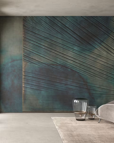 Tapet modern cu linii geometrice și nuanțe de verde și gri, perfect pentru decorarea livingului sau a dormitorului.