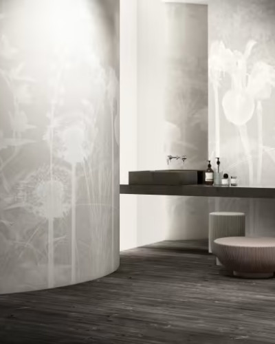 Pentru baie Blanche, Variant 1 - Design minimalist cu flori delicate în nuanțe de gri deschis.