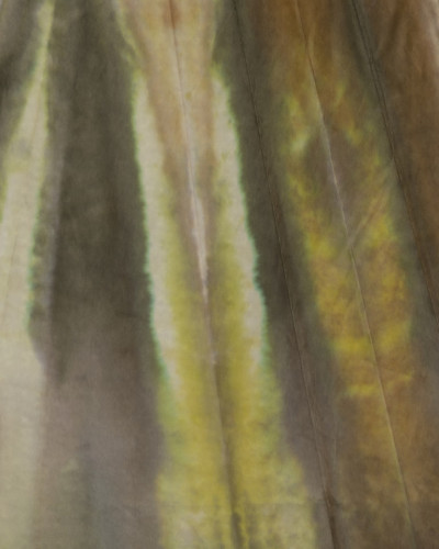 Tapet modern cu design abstract in nuante de verde, maro si auriu.
