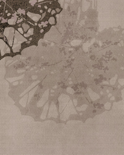 Wallpaper cu frunze delicate pe fond texturat, in nuante de gri si maro