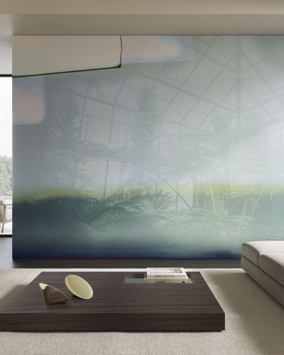 Tapet Greenhouse, Variant 1, cu design unic, reprezentând o seră cu o atmosferă relaxantă și luminoasă. Tonurile de verde și albastru creează o senzație de liniște și armonie, perfectă pentru a crea o atmosferă primitoare în orice cameră.