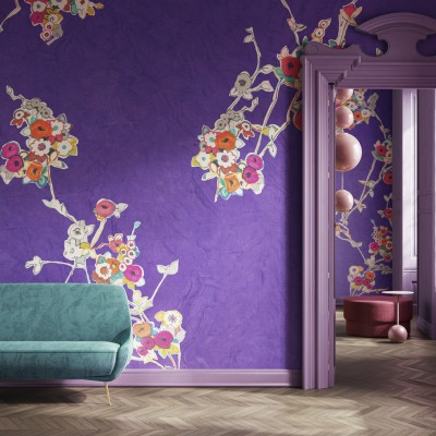 Tapet cu flori viu colorate pe un fundal violet