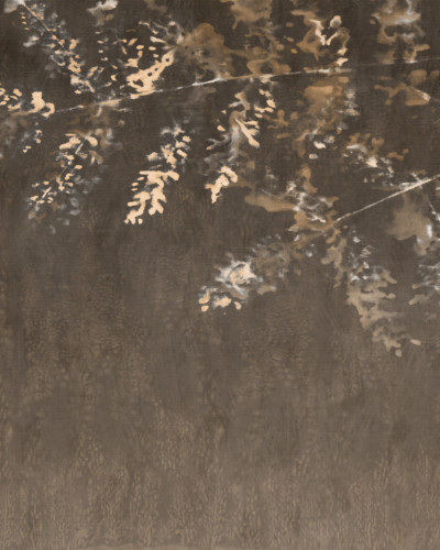 Tapet cu design minimalist cu ramuri delicate in tonuri calde de maro si note subtile de alb