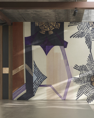 Tapet modern cu design geometric abstract, cu culori neutre și vibrante.