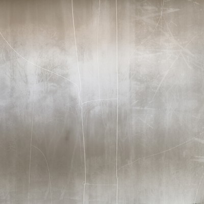 Tapet abstract cu design minimalist, in nuante de gri si alb.