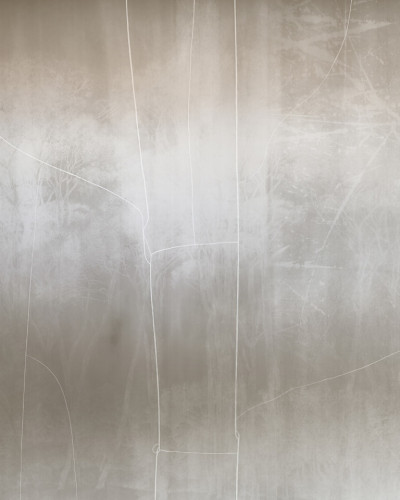 Tapet abstract cu design minimalist, in nuante de gri si alb.