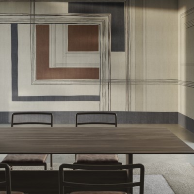 Tapet abstract Retorica Variant 1 cu model geometric în nuanțe de gri, maro și negru pe fond crem.