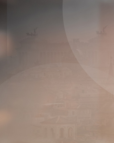 Tapet cu o imagine cu o cupola a unei biserici vazuta printr-o fereastra. Imaginea este redata in culori pastelate, cu un efect de estompare, creand o atmosfera romantica si calma.