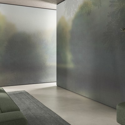 Tapet cu aspect de țesătură, cu o nuanță subtilă de verde, design abstract, evocă un peisaj împădurit.