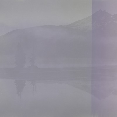 Tapet cu design minimalist ce ilustrează un munte învăluit în ceață, perfect pentru crearea unei atmosfere calme și misterioase