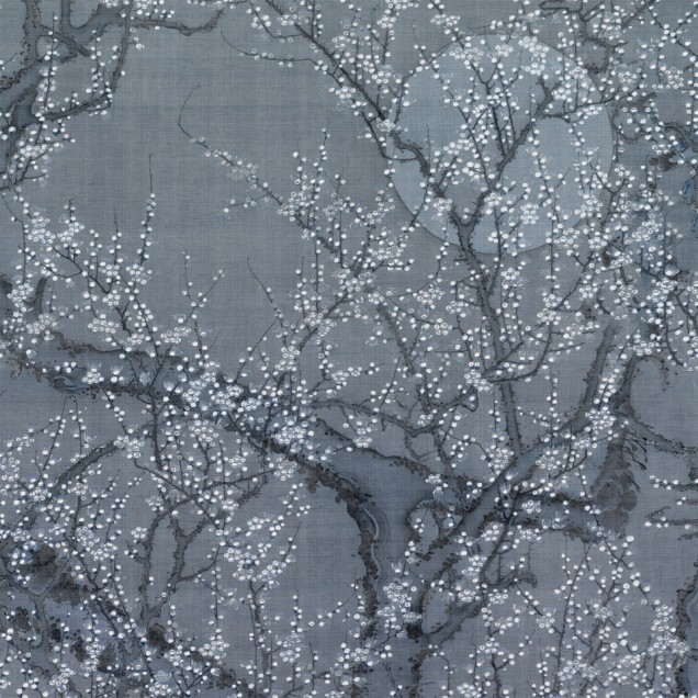 Tapet cu flori Bacio Variant 2 - design elegant cu ramuri de copaci infloriti in nuante delicate de gri, alb si argintiu.