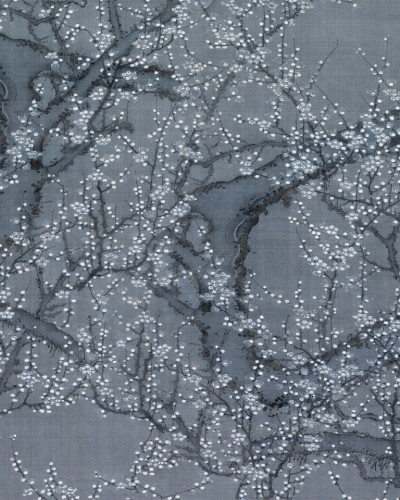 Tapet cu flori Bacio Variant 2 - design elegant cu ramuri de copaci infloriti in nuante delicate de gri, alb si argintiu.