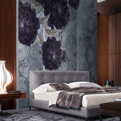 Tapet floral contemporan cu flori mari, în nuanțe întunecate, pe un fundal gri-albăstrui.