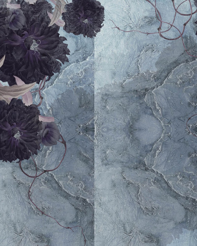 Tapet floral contemporan cu flori mari, în nuanțe întunecate, pe un fundal gri-albăstrui.
