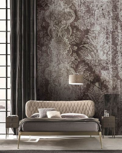 Tapet contemporan cu imprimeu floral vintage, in nuante de gri si maro, pentru dormitor.