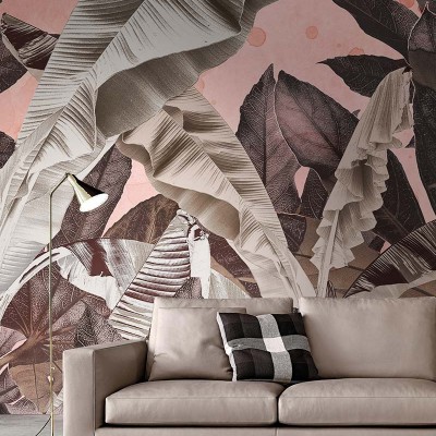 Tapet contemporan cu frunze exotice in nuante de roz, gri si maro. Imagine de fundal cu un design modern si elegant.