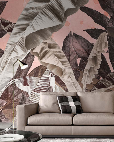 Tapet contemporan cu frunze exotice in nuante de roz, gri si maro. Imagine de fundal cu un design modern si elegant.
