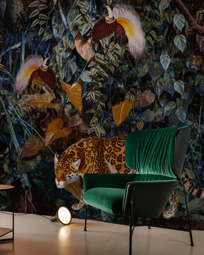 Tapet contemporan cu design unic, Wild at Heart, cu un jaguar in mijlocul junglei.