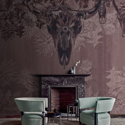 Tapetă murală contemporană cu un design dramatic, ce prezintă un craniu de taur decorat cu ornamente intricate, încadrat de flori și frunze. Culorile bogate și textura bogată a tapetului creează o atmosferă sofisticată și primitoare.