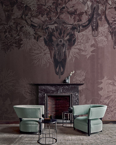 Tapetă murală contemporană cu un design dramatic, ce prezintă un craniu de taur decorat cu ornamente intricate, încadrat de flori și frunze. Culorile bogate și textura bogată a tapetului creează o atmosferă sofisticată și primitoare.