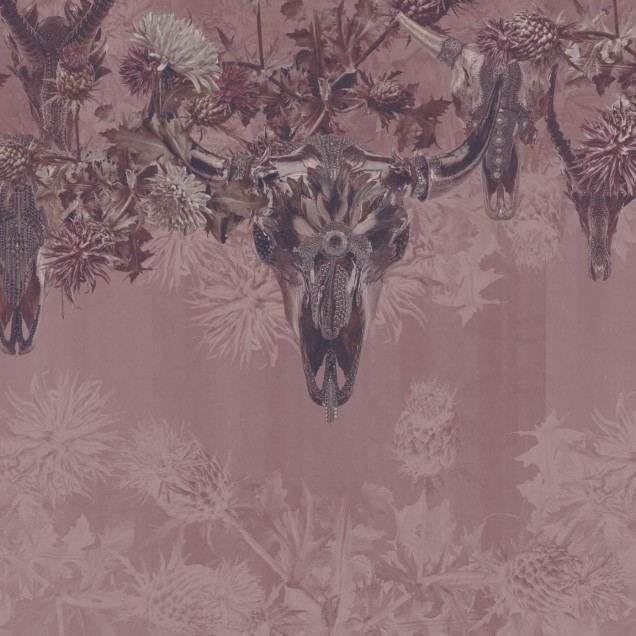 Tapetă murală contemporană cu un design dramatic, ce prezintă un craniu de taur decorat cu ornamente intricate, încadrat de flori și frunze. Culorile bogate și textura bogată a tapetului creează o atmosferă sofisticată și primitoare.