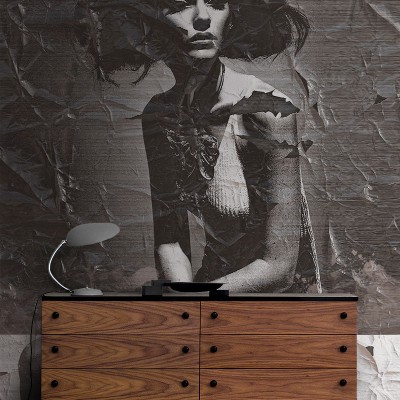 Tapet contemporan cu design abstract, minimal. Imaginea monocromă a unei femei elegante, imprimată pe o suprafață cu aspect de hârtie mototolită, creează un efect vizual unic.