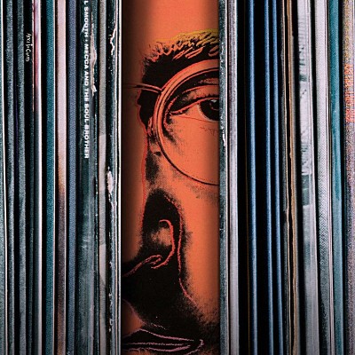 Imagine pe perete Music Matter - un perete plin de muzică. Un mix elegant de viniluri și o față misterioasă.