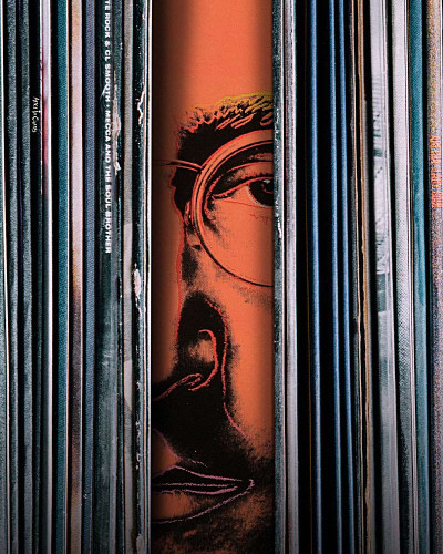 Imagine pe perete Music Matter - un perete plin de muzică. Un mix elegant de viniluri și o față misterioasă.