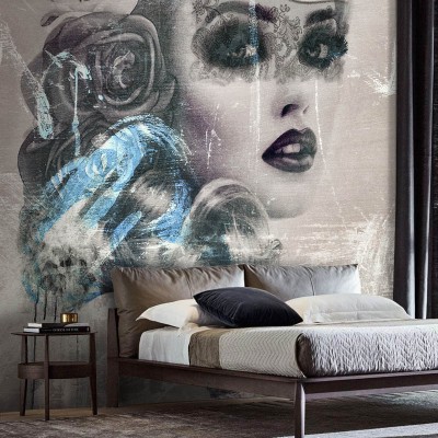 Tapet contemporan cu o femeie enigmatică, cu detalii sofisticate, pe un fundal gri cu accente albastre, în camera unui dormitor.