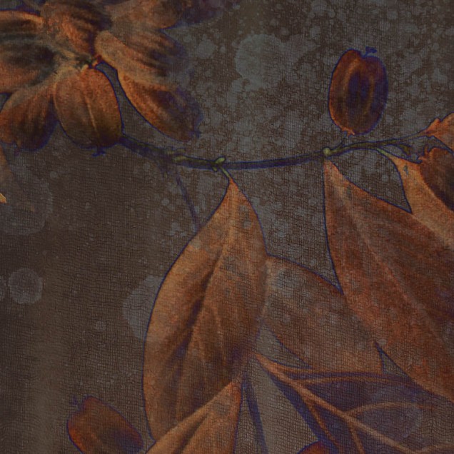 Tapet mural contemporan cu design floral, imagine de fundal maronie, cu textura discretă, pe care sunt imprimate ramuri cu frunze de diverse nuanțe de maro, mov, verde și albastru. Printre ramuri se zăresc pasări negre cu un punct roșu pe aripi.