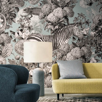 Wallpaper contemporan cu temă exotică, care ilustrează o zebră înconjurată de flori exotice.