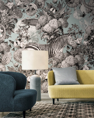 Wallpaper contemporan cu temă exotică, care ilustrează o zebră înconjurată de flori exotice.