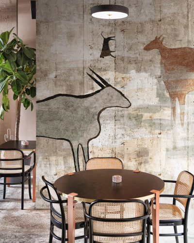 Tapet modern cu design inspirat din arta primitivă, ce prezintă o imagine cu animale