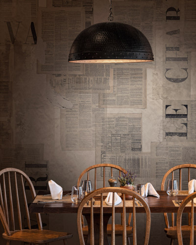 Idee murală contemporană Old Newst, cu design vintage de ziare vechi, perfectă pentru un living sau un birou.