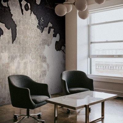 Wallpaper contemporan cu design abstract, în tonuri de gri, alb și negru.