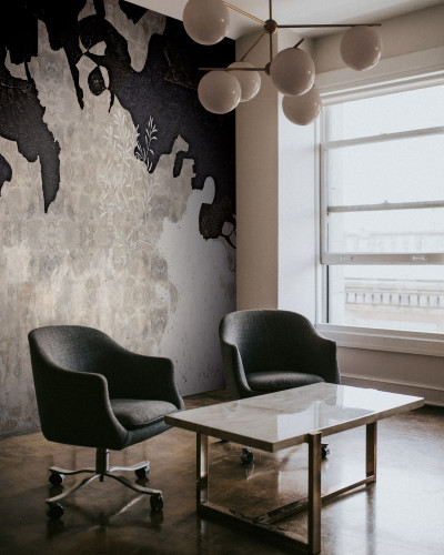 Wallpaper contemporan cu design abstract, în tonuri de gri, alb și negru.