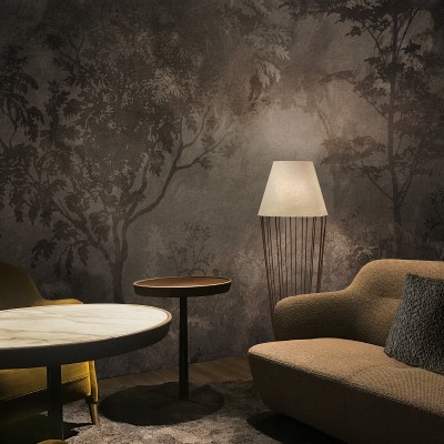 Tapet contemporan Moments of Serenity, cu siluete delicate de copaci pe un fundal discret.