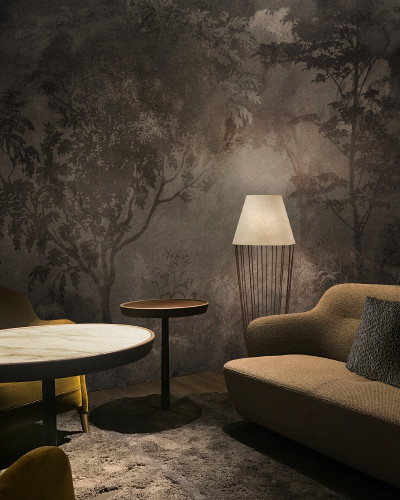Tapet contemporan Moments of Serenity, cu siluete delicate de copaci pe un fundal discret.