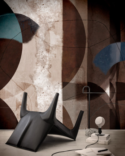Tapet contemporan cu design abstract, cu cercuri suprapuse, linii curbe si texturi din beton, in nuante de gri, maro si albastru.