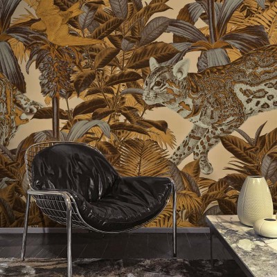 Tapet contemporan cu tematica exotica.  Imagine cu un leopard in mijlocul unei jungle luxuriante, cu palmieri inalti si pasari exotice.