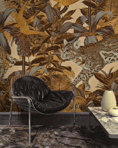 Tapet contemporan cu tematica exotica.  Imagine cu un leopard in mijlocul unei jungle luxuriante, cu palmieri inalti si pasari exotice.