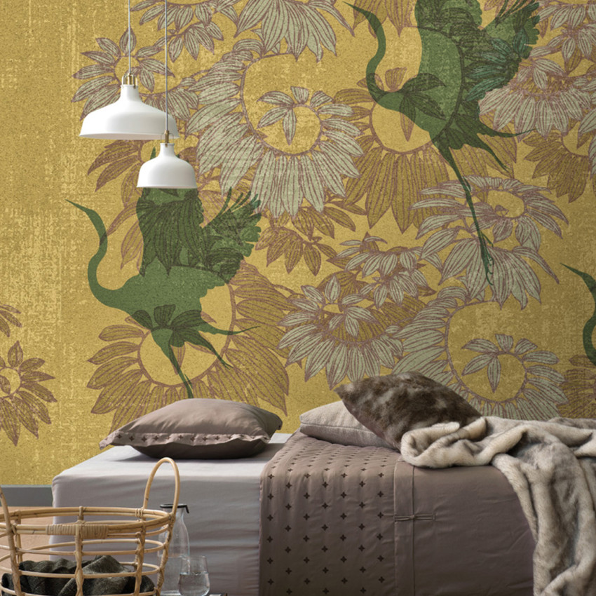 Tapet cu macarale si flori delicate, in nuante de auriu, verde si crem. Tapetul este perfect pentru dormitoare si livinguri.