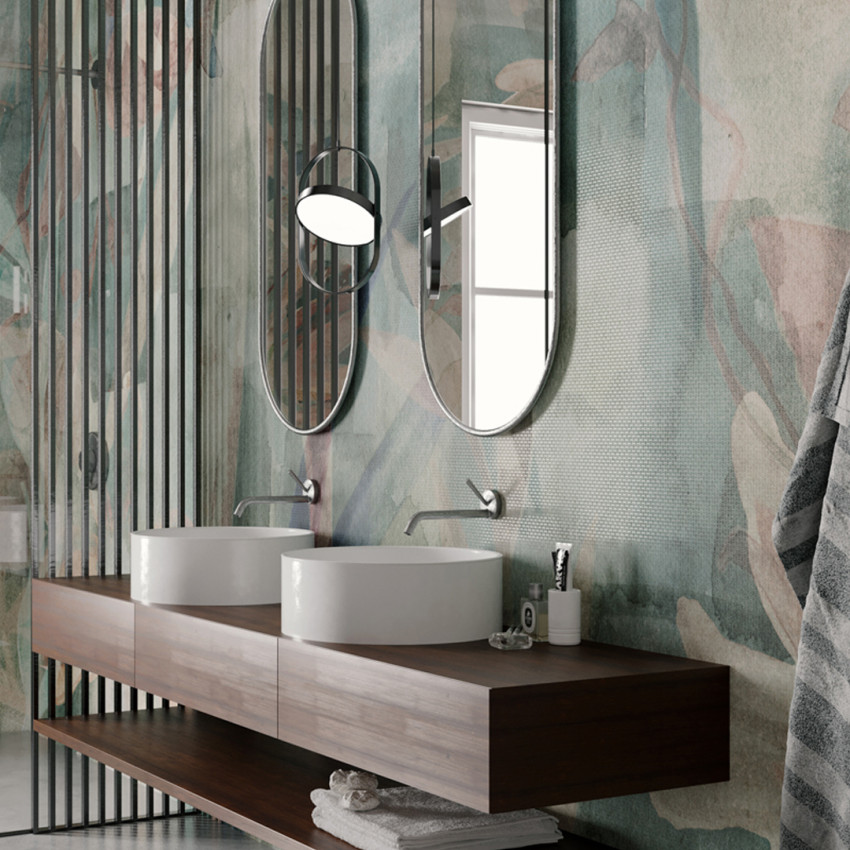 Tapet baie modern cu design abstract în nuanțe de verde și albastru.